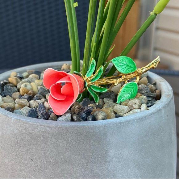 Vintage red and gold tone rose flower with enamel green leaf brooch pin. Used. - Picture 4 of 6